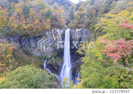 紅葉に映える華厳の滝 奥日光 紅葉に映える華厳の滝 奥日光 121579547