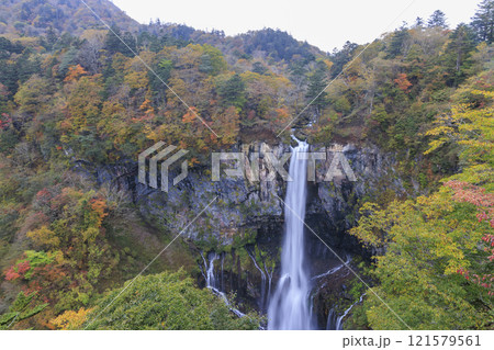 紅葉に映える華厳の滝 奥日光 121579561