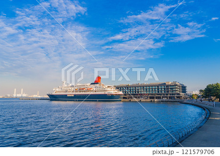 （神奈川県）横浜みなとみらい　新港客船ターミナルで出港を待つ日本丸 121579706