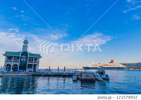 （神奈川県）横浜ぷかりさん橋　後方に、にっぽん丸 121579932