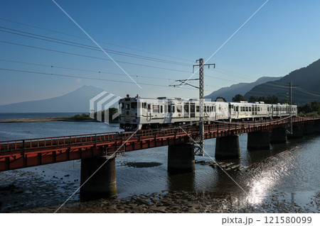 桜島バックに走るふたつ星4047(JR九州) 桜島バックに走るふたつ星4047(JR九州) 121580099