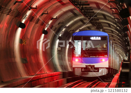 地下鉄内を走る新型車両4000系（福岡市営地下鉄） 121580132