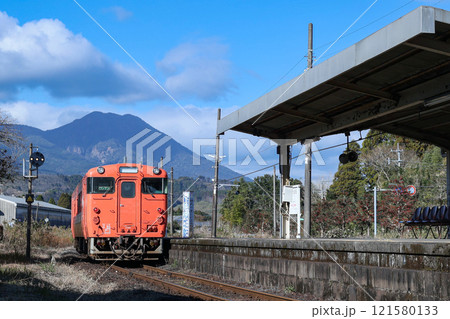 霧島連山バックに停車するローカル列車（JR九州） 121580133