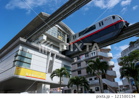 牧志駅を出発するゆいレール 121580134