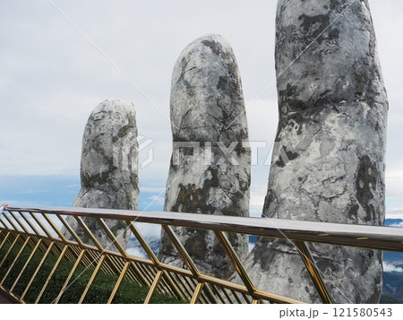 ベトナムダナン・バナヒルズの人気スポット「ゴールデンブリッジ」 121580543