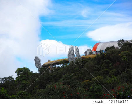 ベトナムダナン・バナヒルズの人気スポット「ゴールデンブリッジ」 ベトナムダナン・バナヒルズの人気スポット「ゴールデンブリッジ」 121580552