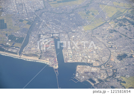 掘り込みにより建設されたことがよくわかる太平洋側上空から西向きに見た仙台港 121581654