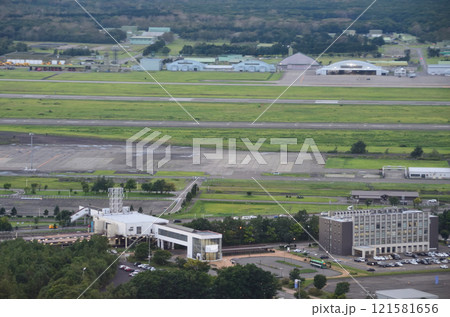 上空から見た南千歳駅と航空自衛隊の千歳空港滑走路 上空から見た南千歳駅と航空自衛隊の千歳空港滑走路 121581656