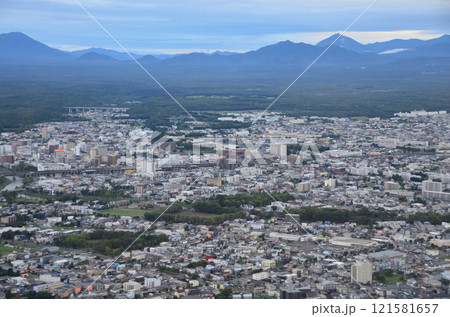 上空から西向きに見た千歳駅周辺の千歳市中心部 121581657