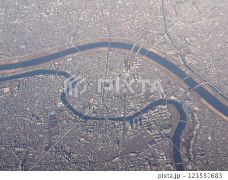 荒川や隅田川と鉄道路線や幹線道路が複雑に絡み合う北千住駅周辺 121581683