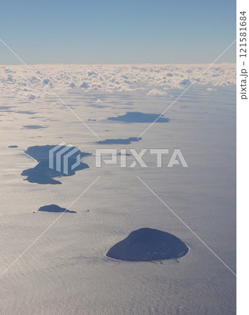 伊豆大島上空付近から見た利島，鵜渡根島，新島，式根島，神津島などの太平洋に浮かぶ伊豆諸島 121581684