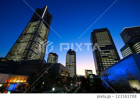 夕暮れ時にライトアップされたビル群（ランドマークタワーと横浜美術館） 121581708
