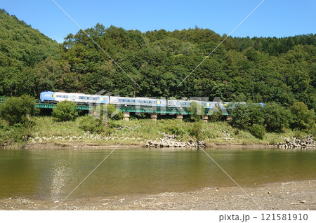 天塩川沿いの鉄橋を行く特急「宗谷」 天塩川沿いの鉄橋を行く特急「宗谷」 121581910