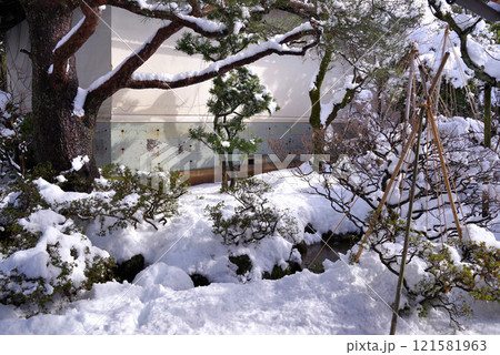 冬の成巽閣庭園 121581963