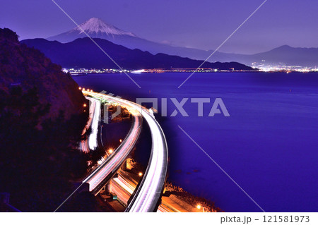 由比のさった峠からみた東名高速道路と富士山の夜景 由比のさった峠からみた東名高速道路と富士山の夜景 121581973