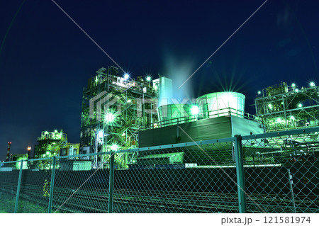 京浜工業地帯の夜の工場と工業用線路 121581974