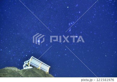 海辺に立つロマンチックな白いベンチと星空 海辺に立つロマンチックな白いベンチと星空 121581976