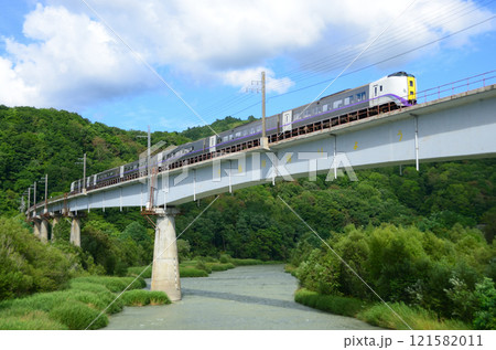 夕張川を大きく跨いで行くキハ261系1000番台の特急「おおぞら」 121582011