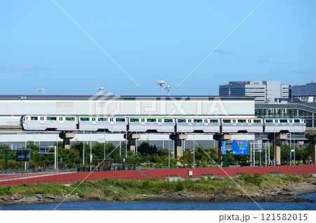 南東方向に伸びた羽田空港第3ターミナルのゲートエリア前を走る東京モノレール10000形10031編成 南東方向に伸びた羽田空港第3ターミナルのゲートエリア前を走る東京モノレール10000形10031編成 121582015