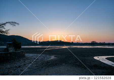 京都市右京区の冬の広沢池を早朝に撮影したもの 121582028