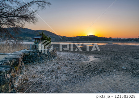 京都市右京区の冬の広沢池を早朝に撮影したもの 121582029