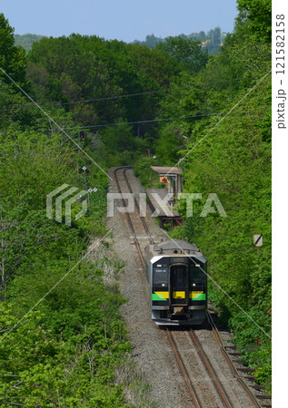 僅かな乗客を加えて大成駅を出発した根室本線の普通列車 僅かな乗客を加えて大成駅を出発した根室本線の普通列車 121582158