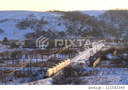 車体を銀色に輝かせて対向する普通列車の待つ尺別信号場を通過した特急「おおぞら」 121582340