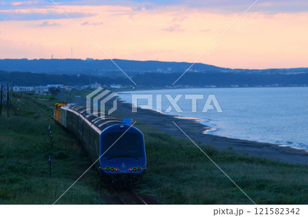 夕暮れのオホーツク海沿いを回送されるTHE ROYAL EXPRESS（後追い） 121582342