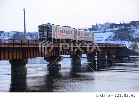 釧路川橋梁を渡る花咲線厚岸駅からの始発列車 121582343