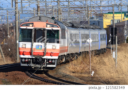 江別市内のS字カーブを走る復刻塗装車のハイデッカーグリーン車を従えた特急「キハ183系サロベツ」号 121582349