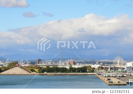 仙台港入港船より見たNX仙台港パークやポートフラワー観覧車 121582531