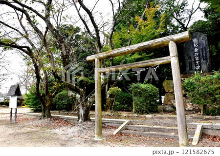 滋賀県野洲市　悠紀斎田記念碑と鳥居 121582675