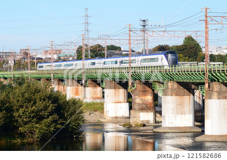 多摩川鉄橋を渡る中央本線のE353系特急「かいじ」 121582686