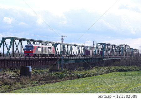 第一石狩川橋梁を渡る北旭川駅行きの貨物列車 121582689