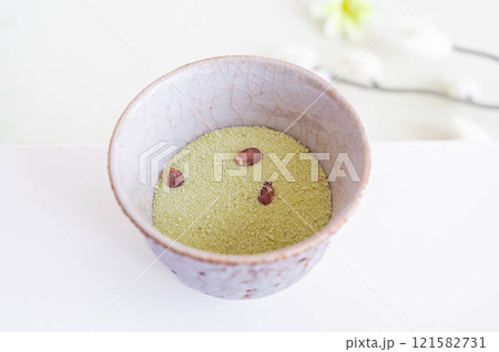 湯呑に入った粉末の抹茶くず湯 湯呑に入った粉末の抹茶くず湯 121582731