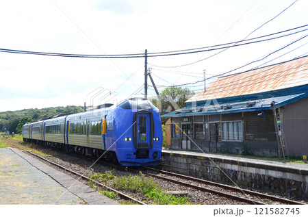 廃止された2番線ホーム側から眺めた抜海駅1番線を通過する特急「宗谷」 121582745