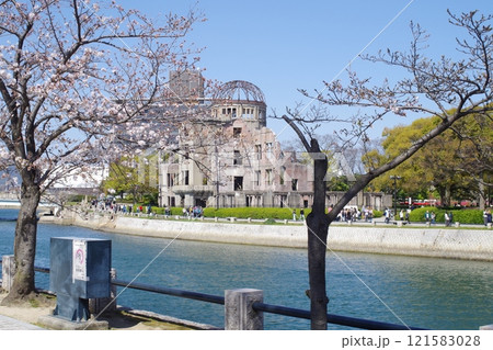 平和公園から眺めた原爆ドーム 121583028