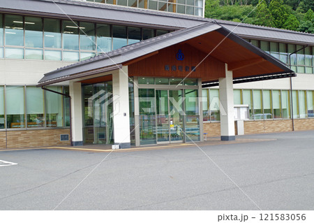 飯南町役場正面玄関の景色 飯南町役場正面玄関の景色 121583056
