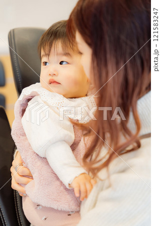 乳児検診を受ける乳児と母親 乳児検診を受ける乳児と母親 121583247