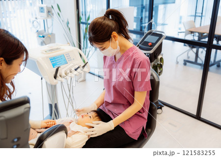 乳児検診を受けて不安顔な乳児 121583255