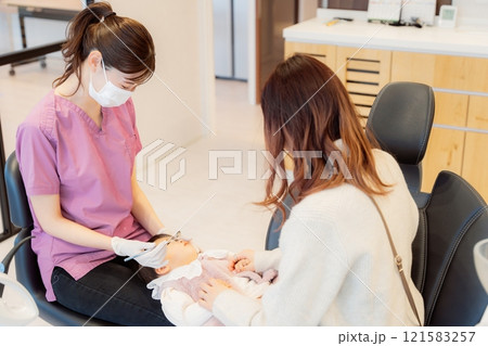 乳児検診を受けて不安顔な乳児 乳児検診を受けて不安顔な乳児 121583257