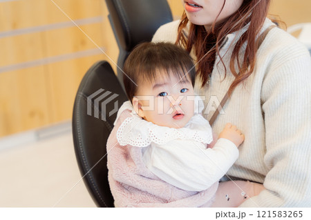 乳児検診を受ける乳児と母親 121583265