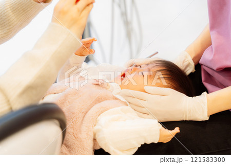 乳児検診を受けて不安顔な乳児 乳児検診を受けて不安顔な乳児 121583300