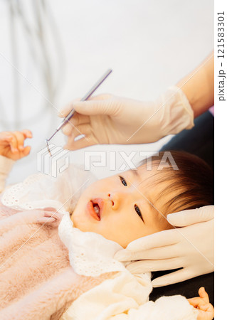 乳児検診を受けて不安顔な乳児 乳児検診を受けて不安顔な乳児 121583301