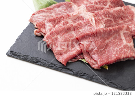 白背景にすき焼き用の牛肩ロース肉 白背景にすき焼き用の牛肩ロース肉 121583338