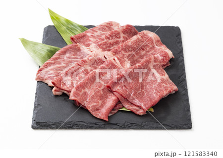 白背景にすき焼き用の牛肩ロース肉 白背景にすき焼き用の牛肩ロース肉 121583340