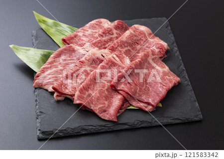 黒背景にすき焼き用の牛肩ロース肉 黒背景にすき焼き用の牛肩ロース肉 121583342