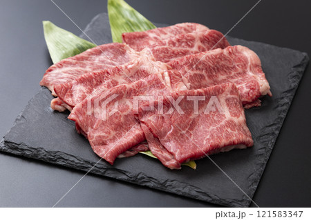 黒背景にすき焼き用の牛肩ロース肉 黒背景にすき焼き用の牛肩ロース肉 121583347