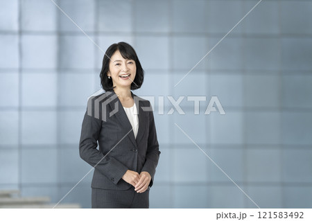 カメラ目線で笑顔の50代のビジネスウーマン 121583492