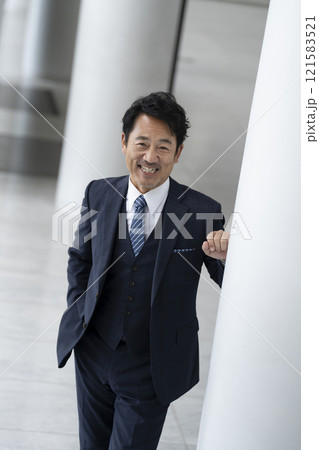 カメラ目線で笑顔の50代後半のビジネスマン カメラ目線で笑顔の50代後半のビジネスマン 121583521